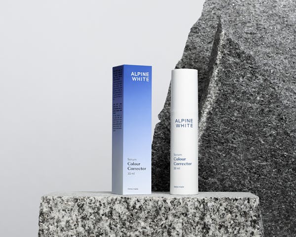 Sérum Correcteur de Couleur Alpine White, blanchiment instantané des dents en 2 minutes seulement. Formule suisse sans peroxyde, neutralise efficacement les nuances jaunâtres pour un sourire lumineux immédiat.
