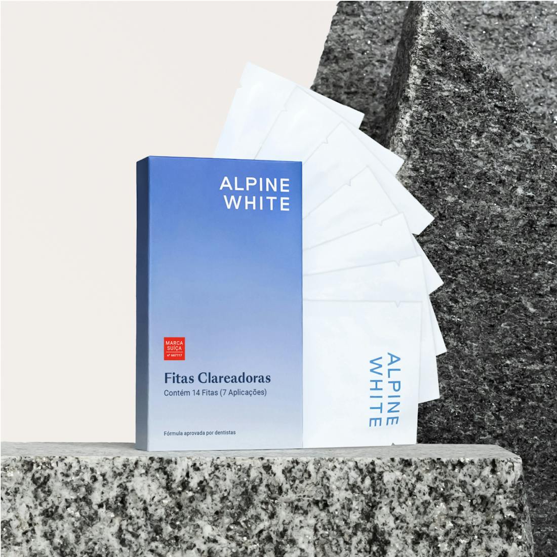 Fitas Clareadoras ALPINE WHITE para clareamento dental, com tecnologia suíça comprovada, ideais para clarear os dentes em casa, sem sensibilidade e com resultados visíveis em apenas 3 dias.