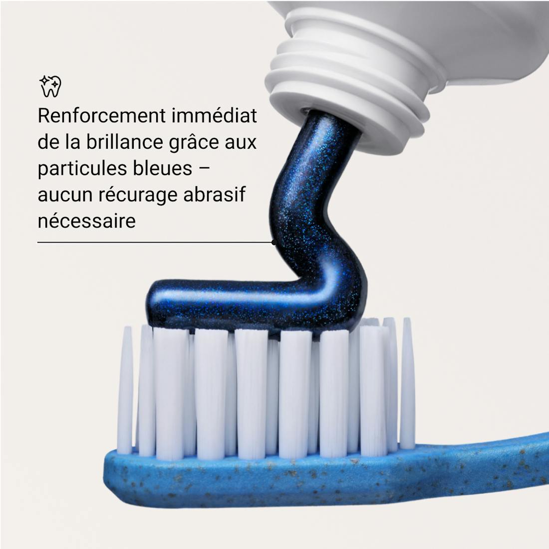 Dentifrice Blanchissant Extra White Alpine White avec PAP et charbon actif, pour des dents visiblement plus blanches et une haleine fraîche. Formule suisse végane, douce pour l’émail et efficace contre les taches tenaces.