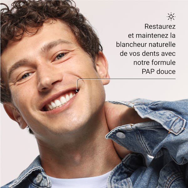 Dentifrice Blanchissant Extra White Alpine White avec PAP et charbon actif, pour des dents visiblement plus blanches et une haleine fraîche. Formule suisse végane, douce pour l’émail et efficace contre les taches tenaces.