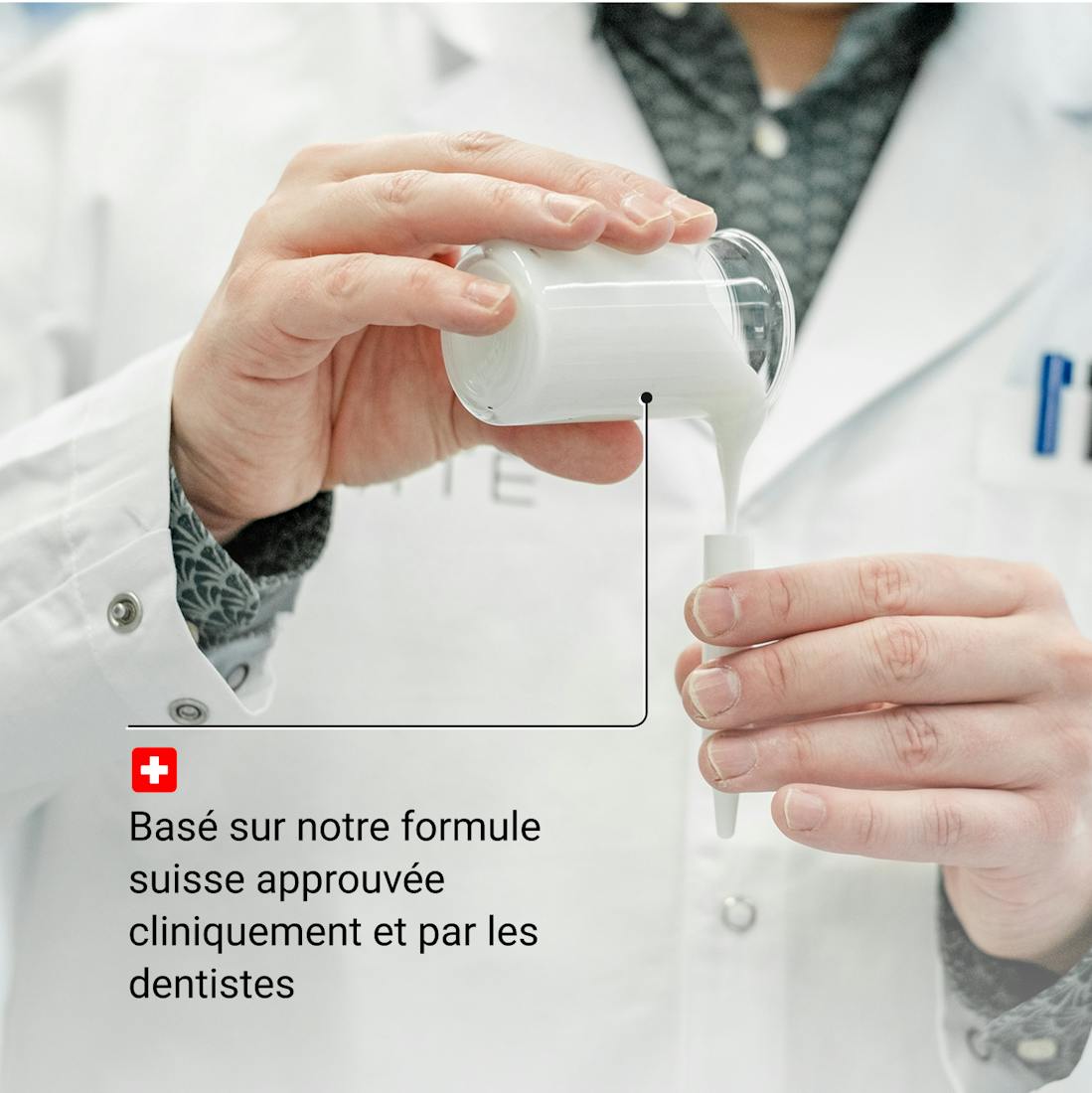 Dentifrice Blanchissant Extra White Alpine White avec PAP et charbon actif, pour des dents visiblement plus blanches et une haleine fraîche. Formule suisse végane, douce pour l’émail et efficace contre les taches tenaces.