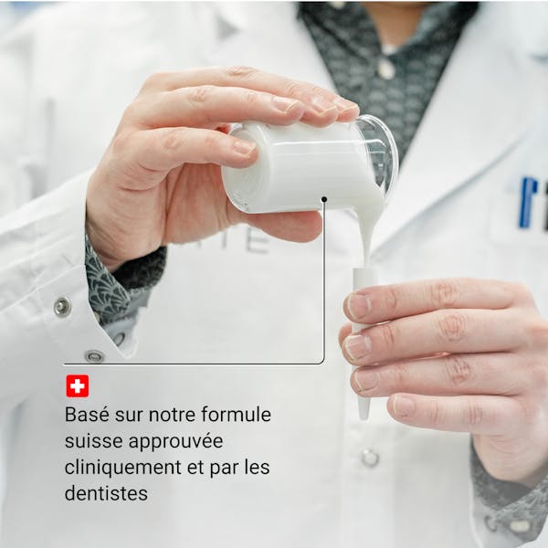 Dentifrice Blanchissant Extra White Alpine White avec PAP et charbon actif, pour des dents visiblement plus blanches et une haleine fraîche. Formule suisse végane, douce pour l’émail et efficace contre les taches tenaces.