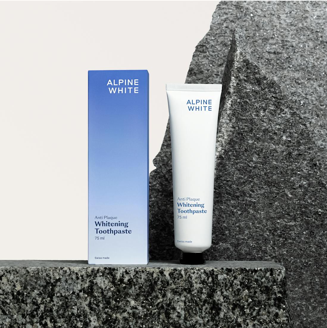 Dentifrice Blanchissant Anti-Plaque Alpine White, spécialement conçu pour éliminer efficacement la plaque dentaire tout en blanchissant vos dents en douceur. Formule suisse sans peroxyde, vegan, idéale pour un usage quotidien.