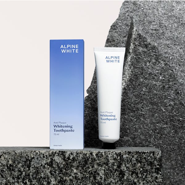 Dentifrice Blanchissant Anti-Plaque Alpine White, spécialement conçu pour éliminer efficacement la plaque dentaire tout en blanchissant vos dents en douceur. Formule suisse sans peroxyde, vegan, idéale pour un usage quotidien.