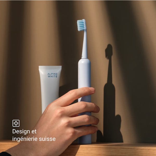 Têtes de brosse Alpine White pour brosse à dents sonique, avec poils souples antibactériens et forme compacte. Assurent un nettoyage efficace, doux pour vos dents et gencives. Développées en Suisse.