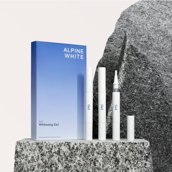 Recharge de Gel Blanchissant Alpine White pour un blanchiment professionnel à domicile. Formule suisse sans peroxyde, douce pour l’émail et efficace dès 3 jours, développée par des experts dentaires.
