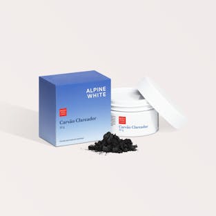 Carvão Clareador ALPINE WHITE – pó clareador dental com carvão ativado, que remove manchas, placa bacteriana e tártaro naturalmente, deixando os dentes mais brancos e o hálito refrescante. Produto vegano e cruelty-free.
