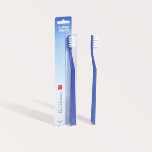 Escova Dental sustentável ALPINE WHITE com cerdas extra macias e cabo ergonômico feito parcialmente com palha de trigo. Ideal para gengivas sensíveis, proporcionando uma limpeza suave, eficaz e ecológica.