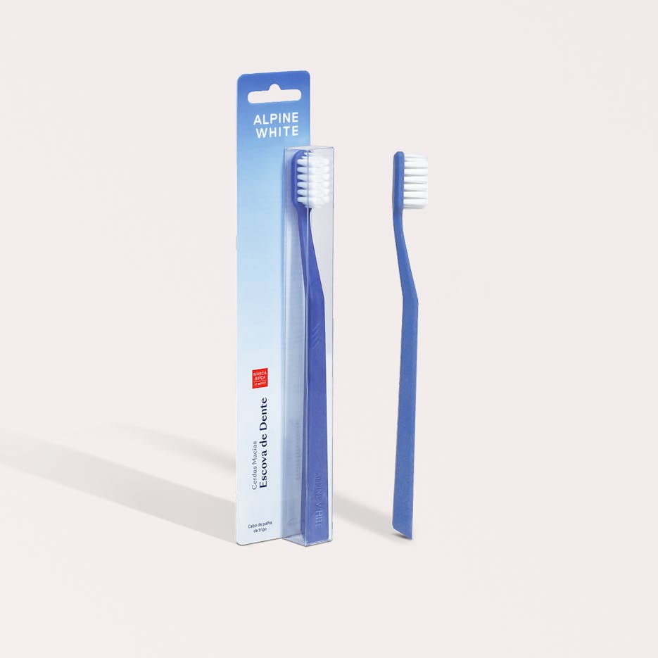 Escova Dental sustentável ALPINE WHITE com cerdas extra macias e cabo ergonômico feito parcialmente com palha de trigo. Ideal para gengivas sensíveis, proporcionando uma limpeza suave, eficaz e ecológica.