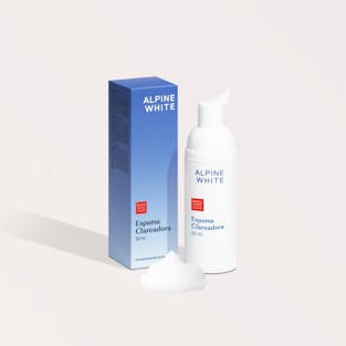 Espuma Clareadora ALPINE WHITE – clareamento dental imediato com efeito óptico instantâneo, proporcionando dentes mais brancos e hálito fresco em segundos. Fórmula suíça, vegana e cruelty-free.