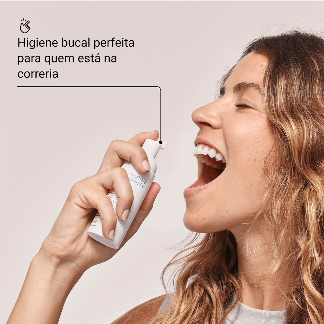 Espuma Clareadora ALPINE WHITE – clareamento dental imediato com efeito óptico instantâneo, proporcionando dentes mais brancos e hálito fresco em segundos. Fórmula suíça, vegana e cruelty-free.