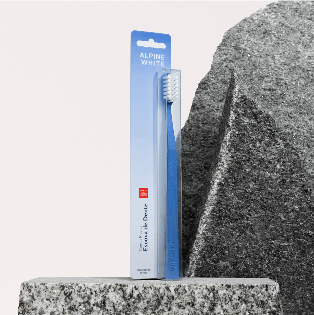 Escova Dental sustentável ALPINE WHITE com cerdas extra macias e cabo ergonômico feito parcialmente com palha de trigo. Ideal para gengivas sensíveis, proporcionando uma limpeza suave, eficaz e ecológica.