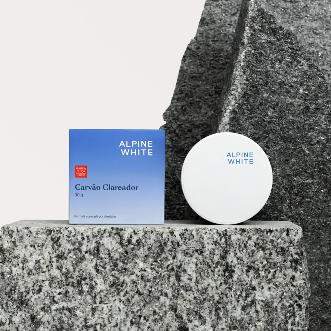 Carvão Clareador ALPINE WHITE – pó clareador dental com carvão ativado, que remove manchas, placa bacteriana e tártaro naturalmente, deixando os dentes mais brancos e o hálito refrescante. Produto vegano e cruelty-free.