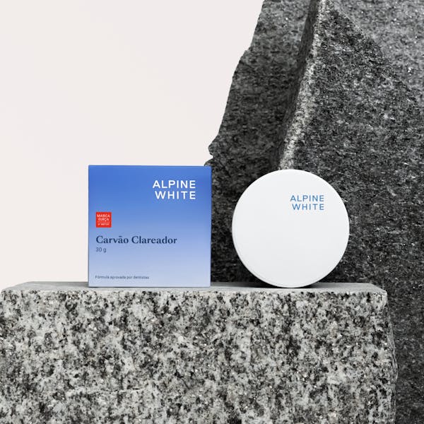 Carvão Clareador ALPINE WHITE – pó clareador dental com carvão ativado, que remove manchas, placa bacteriana e tártaro naturalmente, deixando os dentes mais brancos e o hálito refrescante. Produto vegano e cruelty-free.