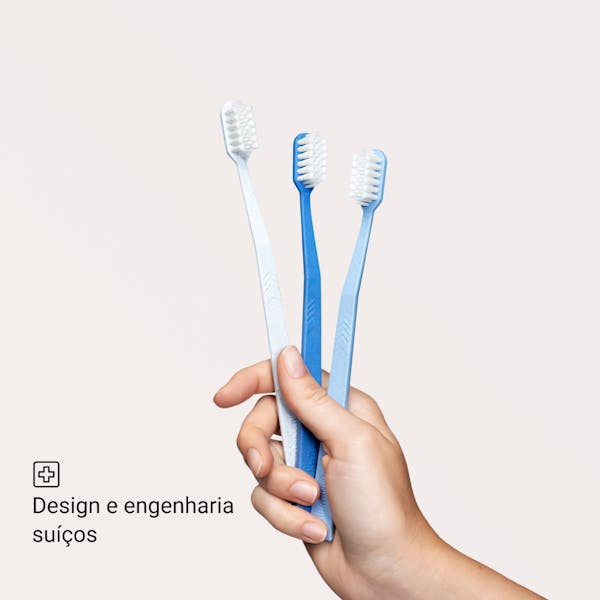 Escova Dental sustentável ALPINE WHITE com cerdas extra macias e cabo ergonômico feito parcialmente com palha de trigo. Ideal para gengivas sensíveis, proporcionando uma limpeza suave, eficaz e ecológica.