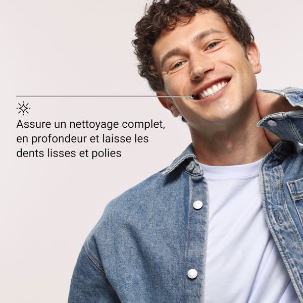Poudre au charbon actif Alpine White, blanchiment naturel pour des dents plus blanches et une haleine fraîche. Élimine efficacement taches, plaque et tartre grâce à une formule suisse vegan, sans peroxyde.