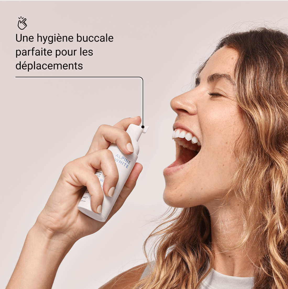 Mousse blanchissante 2-en-1 Alpine White, pour des dents visiblement plus blanches et une haleine fraîche immédiate. Formule suisse innovante, sans peroxyde, idéale à domicile ou en déplacement.