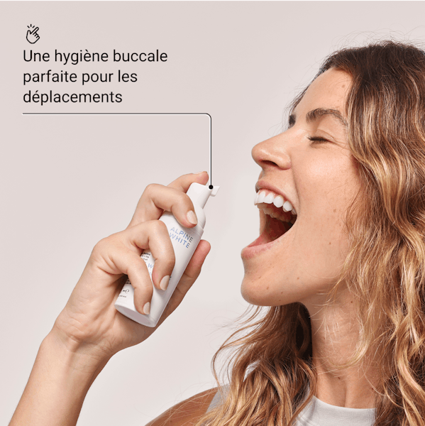Mousse blanchissante 2-en-1 Alpine White, pour des dents visiblement plus blanches et une haleine fraîche immédiate. Formule suisse innovante, sans peroxyde, idéale à domicile ou en déplacement.