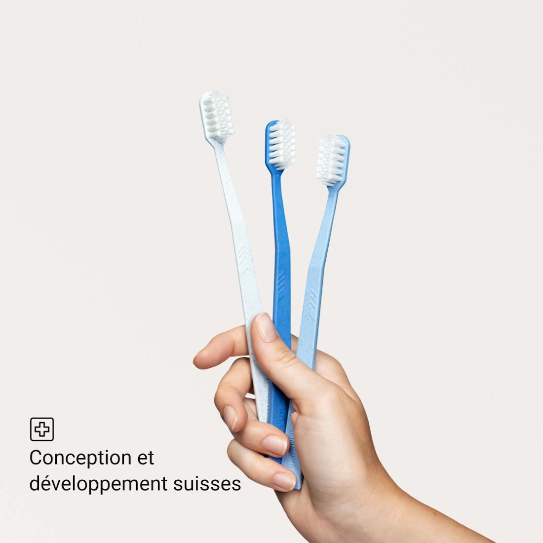 Brosse à dents écologique Alpine White, conçue en Suisse avec des poils extra-doux et ergonomiques. Fabriquée durablement à partir de paille de blé recyclée, idéale pour les gencives sensibles.