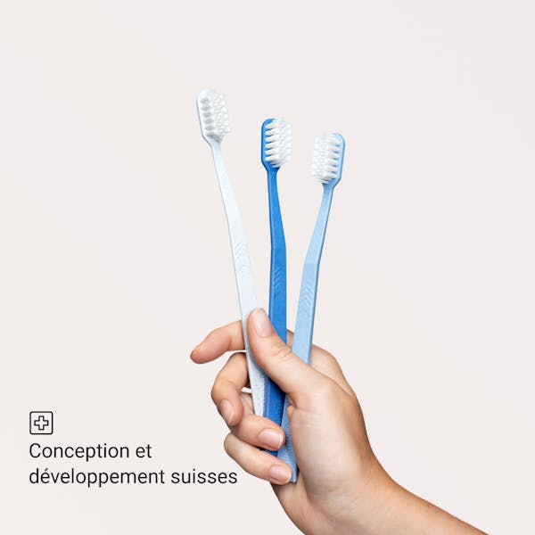 Brosse à dents écologique Alpine White, conçue en Suisse avec des poils extra-doux et ergonomiques. Fabriquée durablement à partir de paille de blé recyclée, idéale pour les gencives sensibles.