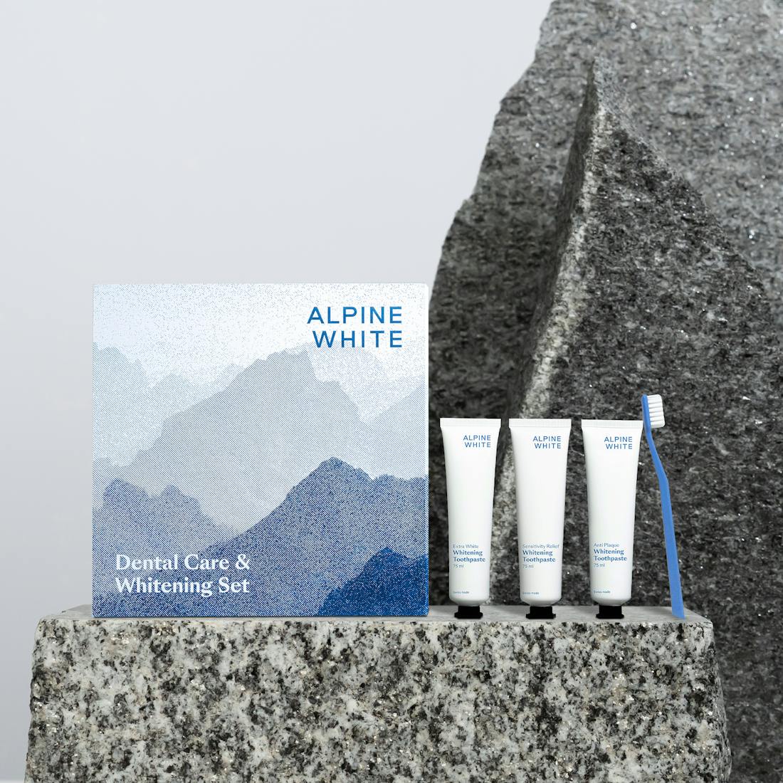 Coffret Cadeau Alpine White avec 3 dentifrices blanchissants (Extra White, Anti Plaque, Sensitivity Relief) et une brosse à dents durable. Idéal pour offrir un sourire sain et naturellement éclatant.