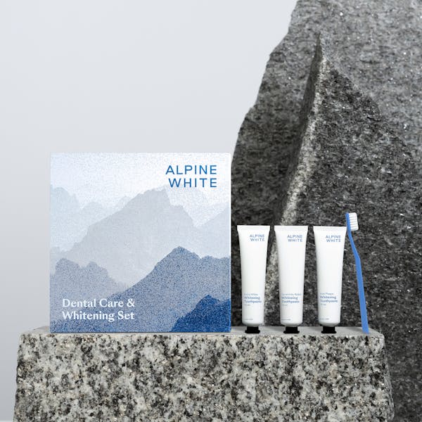 Coffret Cadeau Alpine White avec 3 dentifrices blanchissants (Extra White, Anti Plaque, Sensitivity Relief) et une brosse à dents durable. Idéal pour offrir un sourire sain et naturellement éclatant.