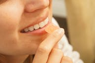 Xylit, Zahngesundheit, Zahnpflege, Karies, Zahnschmelz, Birkenzucker, Zuckeralkohol, Mundhygiene, Speichelfluss, Plaquebildung, Kaugummis mit Xylit, Xylit-Zahnpasta, Zahnfleisch, Süßkraft von Xylit, Remineralisieren, Kariesverursachende Bakterien, Streptococcus mutans, Blutzuckerspiegel, Zuckerersatz, Mundspülung mit Xylit