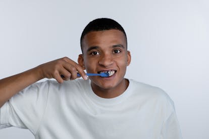 Poudre au charbon actif Alpine White, blanchiment naturel pour des dents plus blanches et une haleine fraîche. Élimine efficacement taches, plaque et tartre grâce à une formule suisse vegan, sans peroxyde.