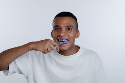 Sérum Correcteur de Couleur Alpine White, blanchiment instantané des dents en 2 minutes seulement. Formule suisse sans peroxyde, neutralise efficacement les nuances jaunâtres pour un sourire lumineux immédiat.