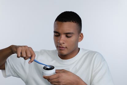 Poudre au charbon actif Alpine White, blanchiment naturel pour des dents plus blanches et une haleine fraîche. Élimine efficacement taches, plaque et tartre grâce à une formule suisse vegan, sans peroxyde.