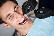  moderne Zahnfüllungen, Karies, Zahnlöcher, Inlays, Kompositfüllungen, Caries Repair, Zahngesundheit, effektive Lösungen, Bohrer, Angst, wiederherstellen