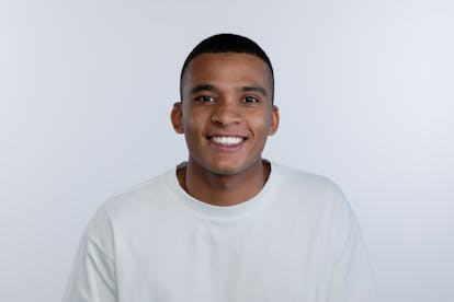 Sérum Correcteur de Couleur Alpine White, blanchiment instantané des dents en 2 minutes seulement. Formule suisse sans peroxyde, neutralise efficacement les nuances jaunâtres pour un sourire lumineux immédiat.