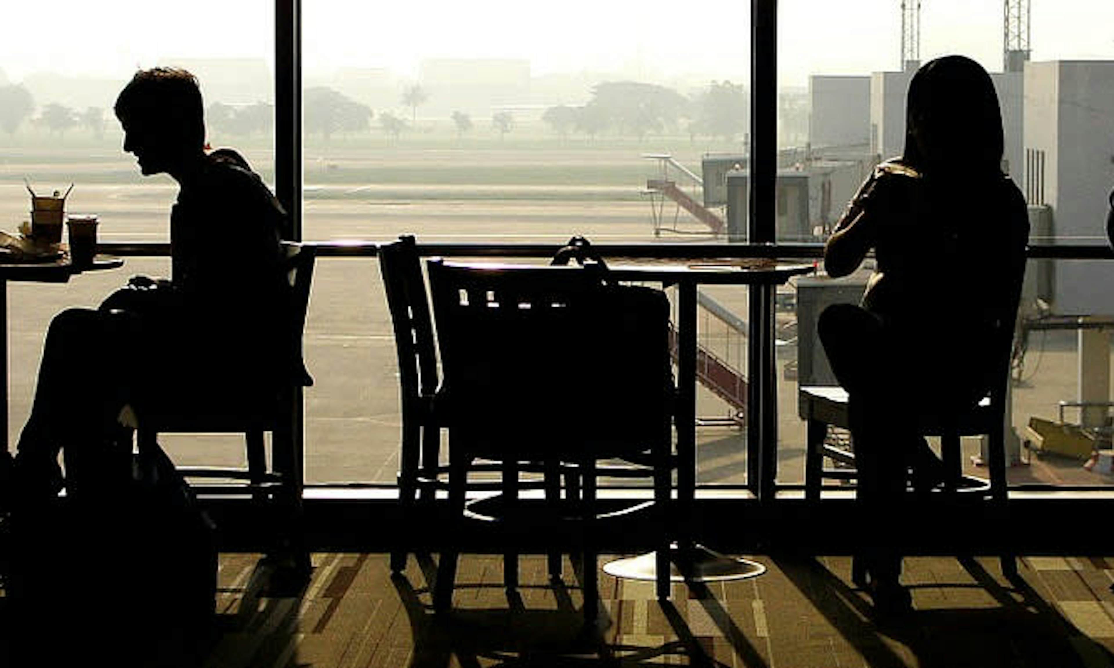 Picture of people sitting in a cafe at the airport