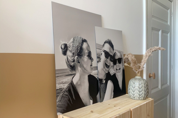 Twee foto&apos;s op aluminium op wandkast