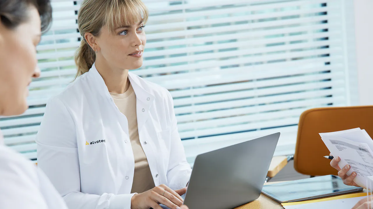 Alvotech: Biosimilar-Kandidat AVT04 zeigt therapeutische Gleichwertigkeit