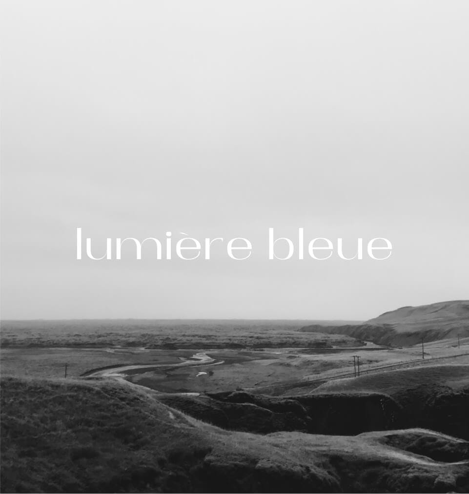 Lumière bleue on black and white picture