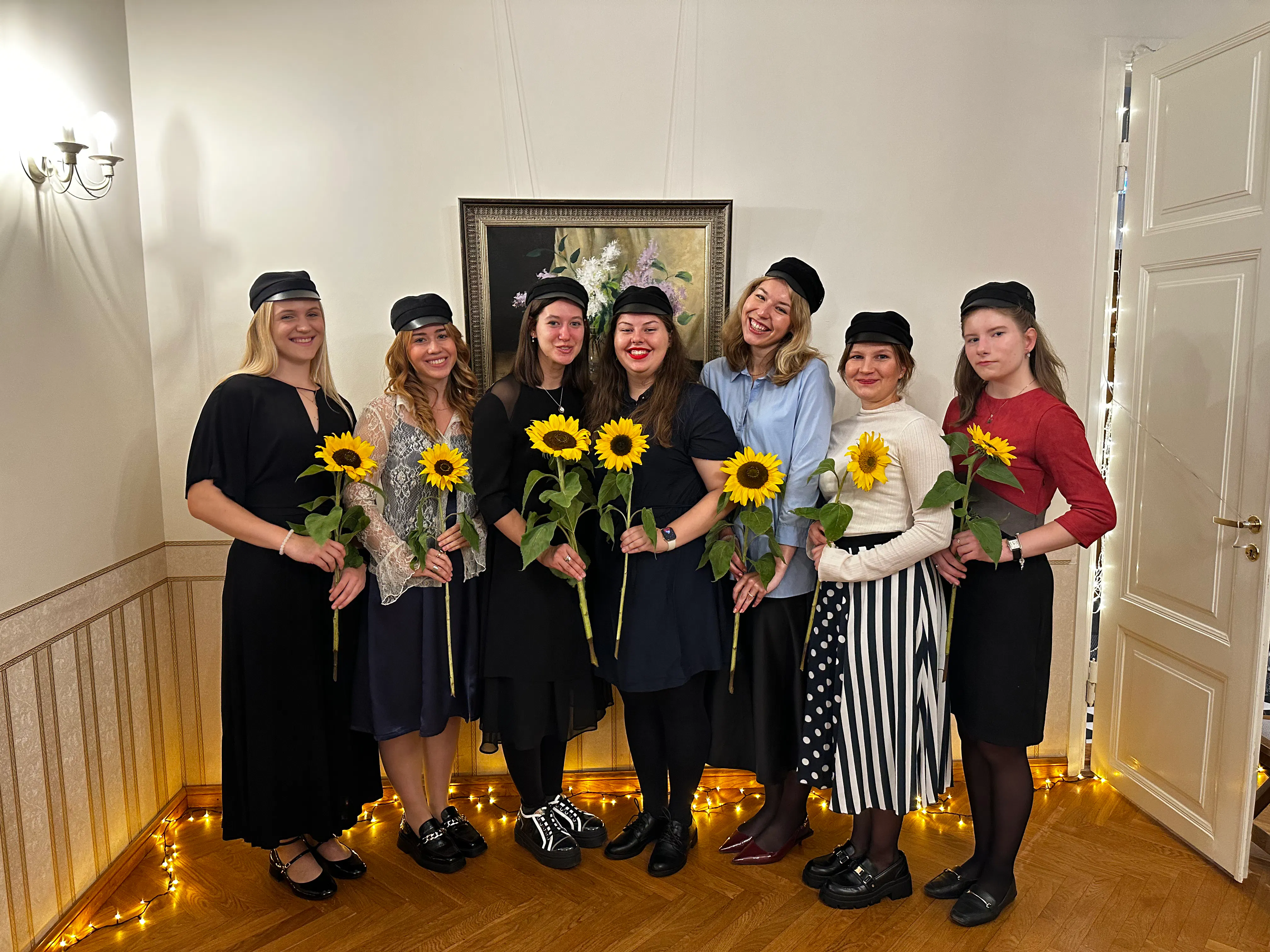 Äsja liitunud rebased lilli käes hoidmas