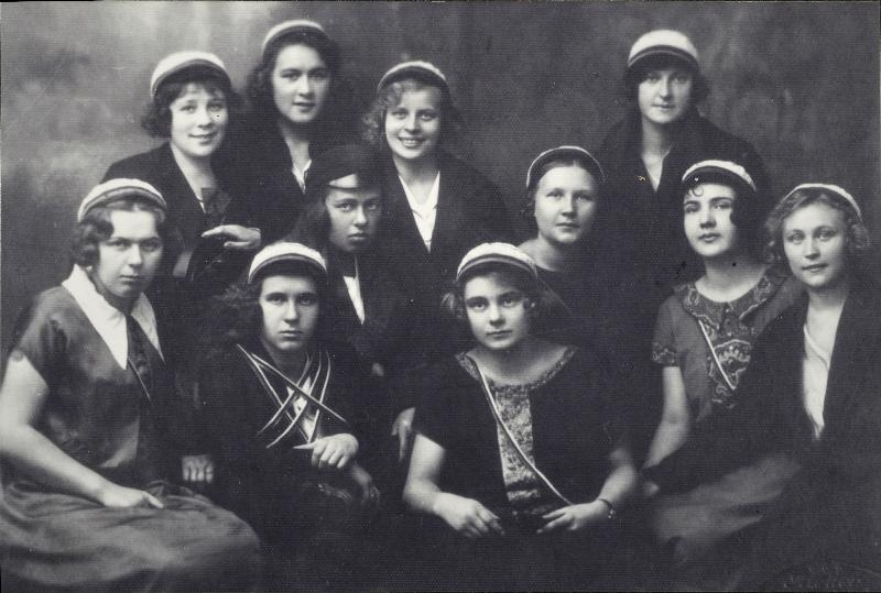 I rida vasakult: Ida Verret-Kadak, Helene Poska, Gerda Kenapea, Erika Zeich. II rida vasakult: Anna Poska-Krik, Agnes Müür, Lenna Saarekivi-Koppel. III rida vasakult: Salme Ers (kuni 1922 Kerdi/Kärdi), Hilda Sagris, Linda Gromoff-Konrad, Hildegard Brett.