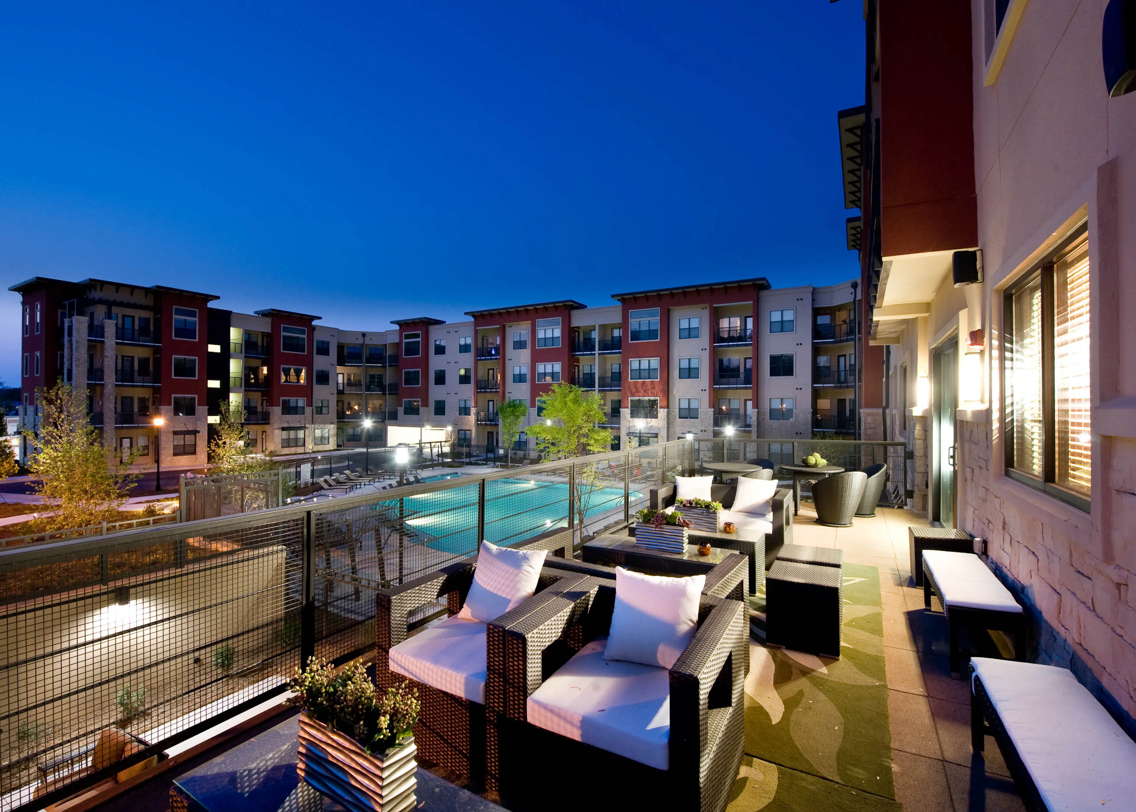 Outdoor amenity area at AMLI Parkside.