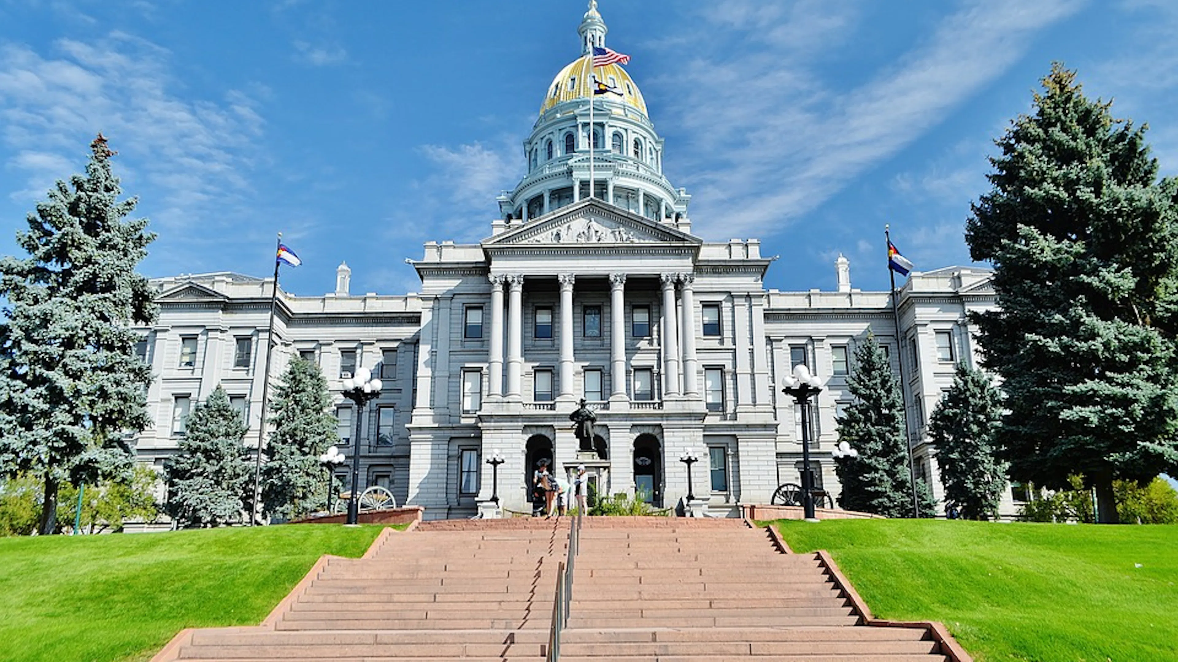 Wide view of the front of the Colorado State Captiol with the golden dome right in the middle