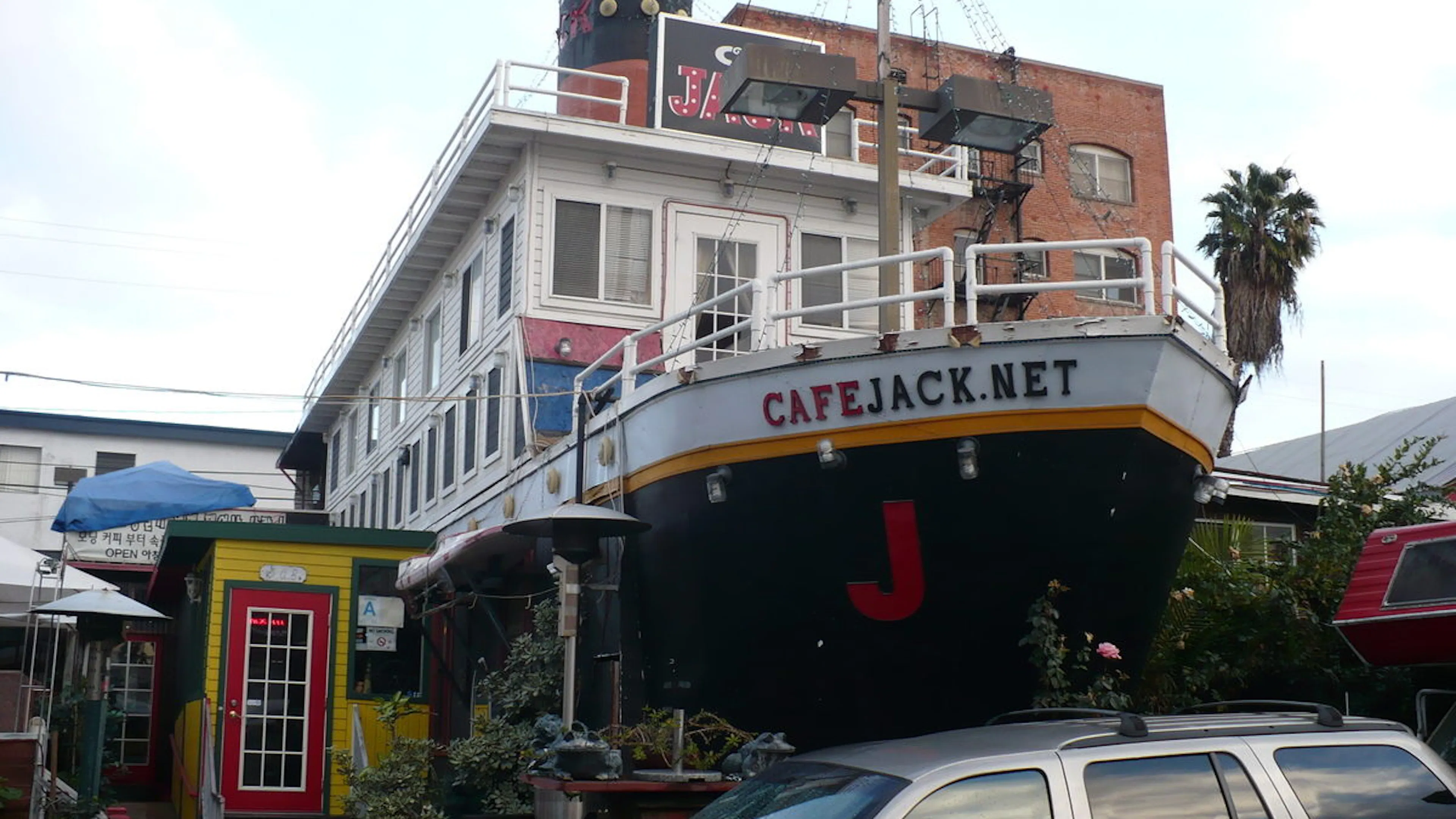 Front of a boat-shaped restaurant with Cafe Jack written on the side