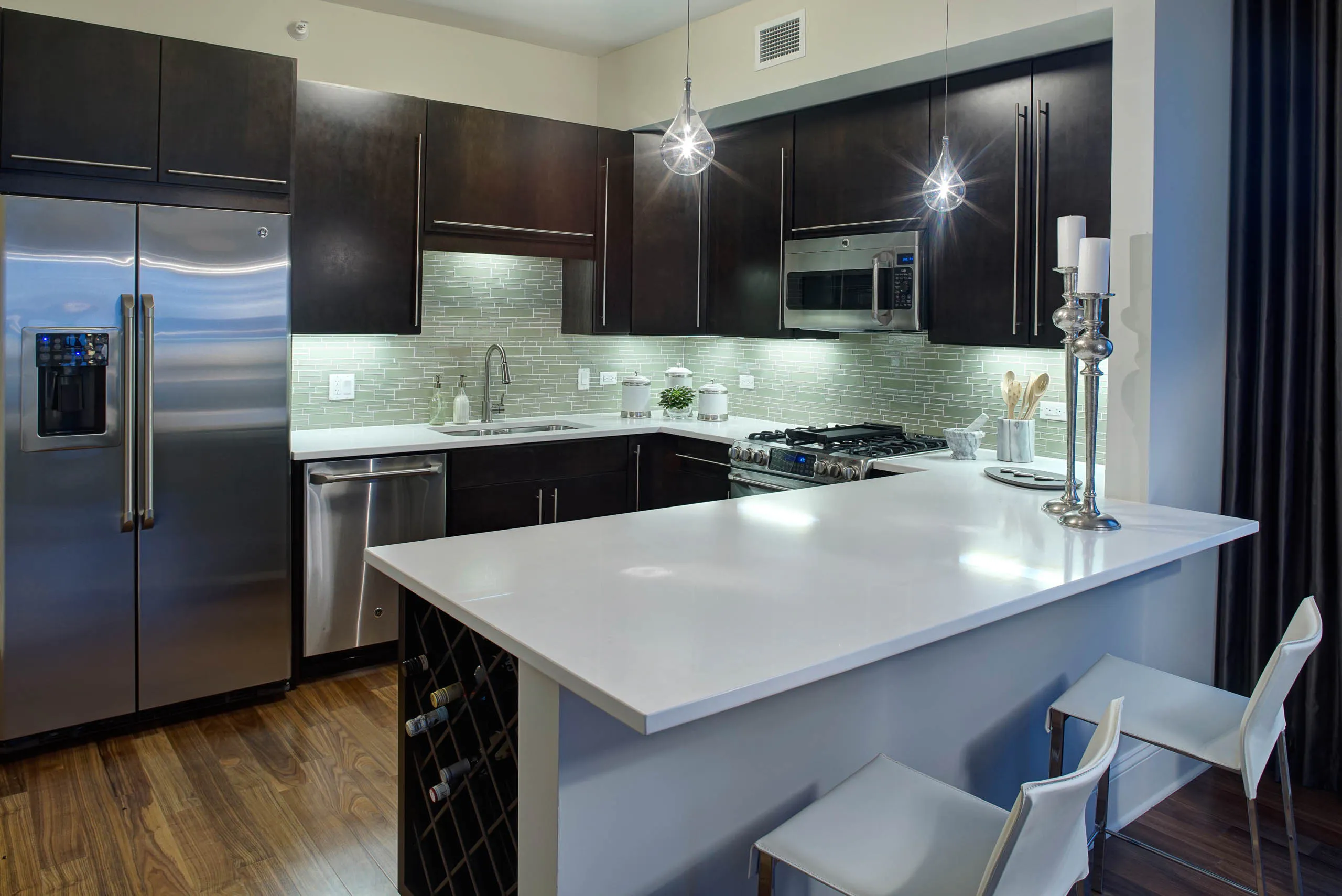AMLI River North penthouse kitchen interior - Chicago, IL