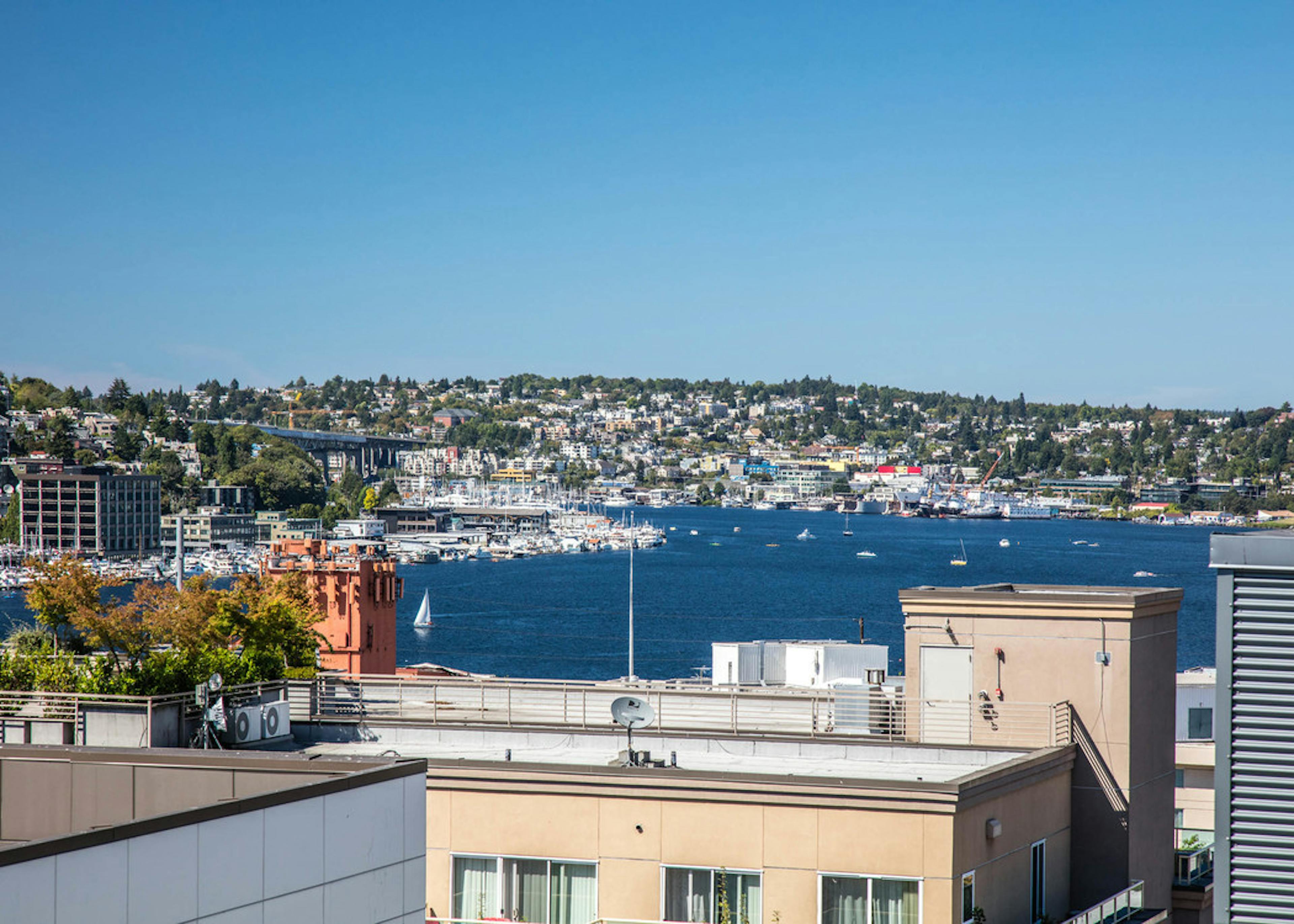 Beautiful sunny daytime view of South Lake Union and Wallingford and Fremont from the AMLI 535 apartment rooftop deck