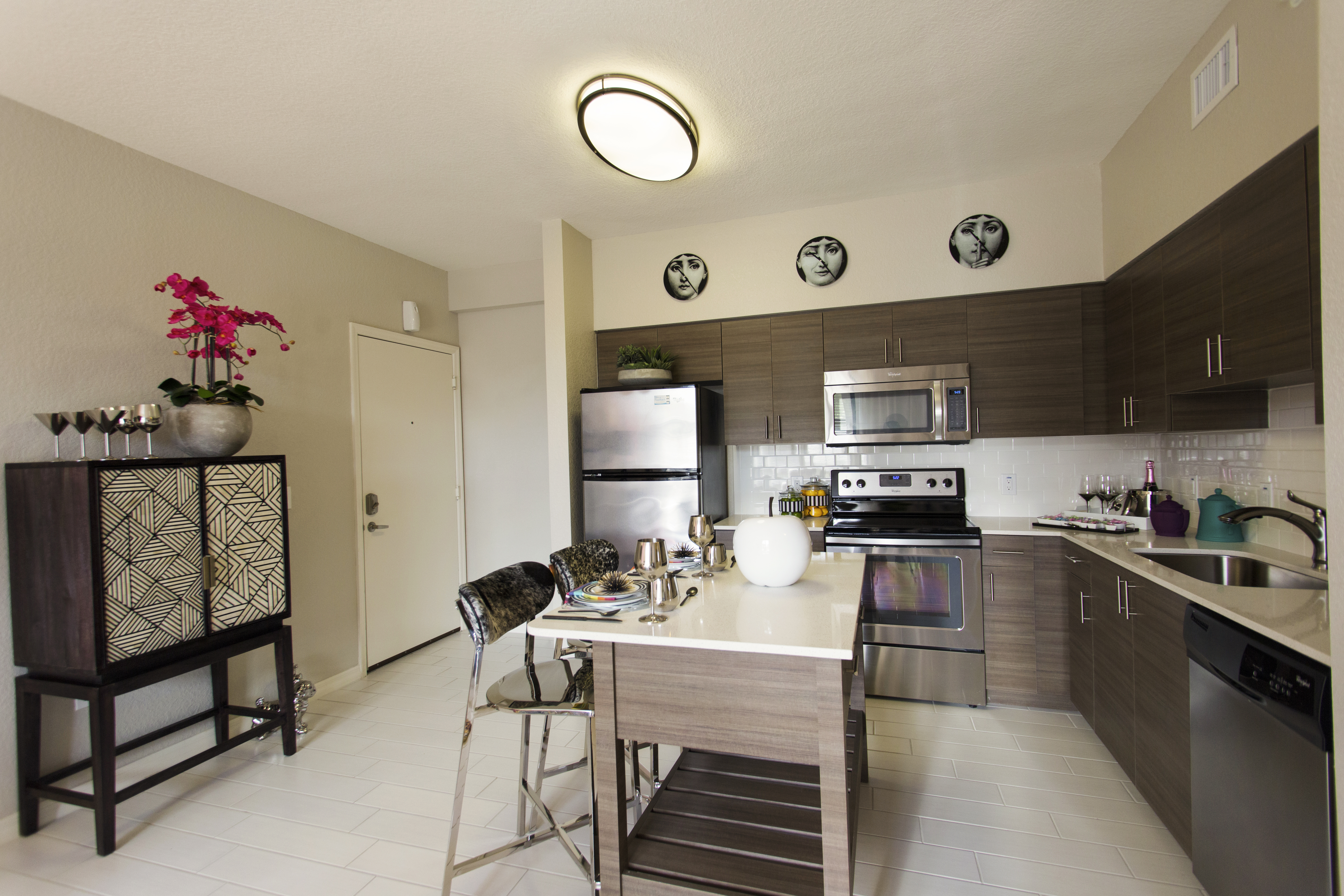 AMLI Dadeland kitchen with kitchen island and barstools