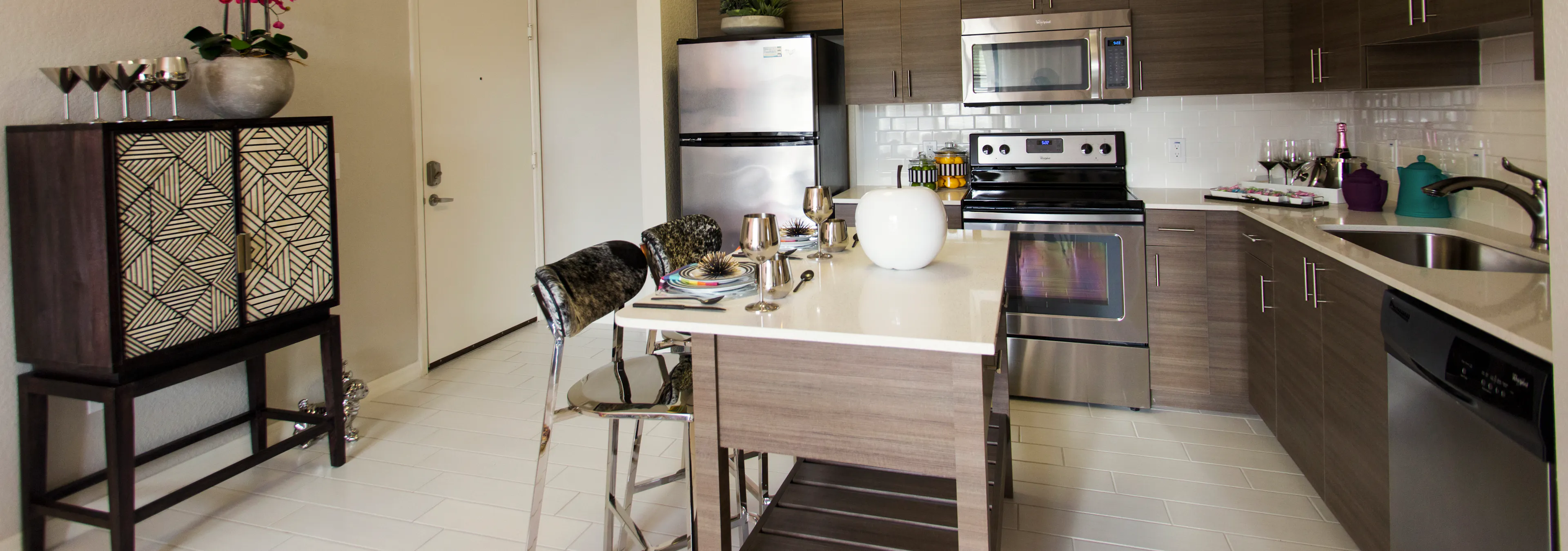 AMLI Dadeland kitchen with kitchen island and barstools