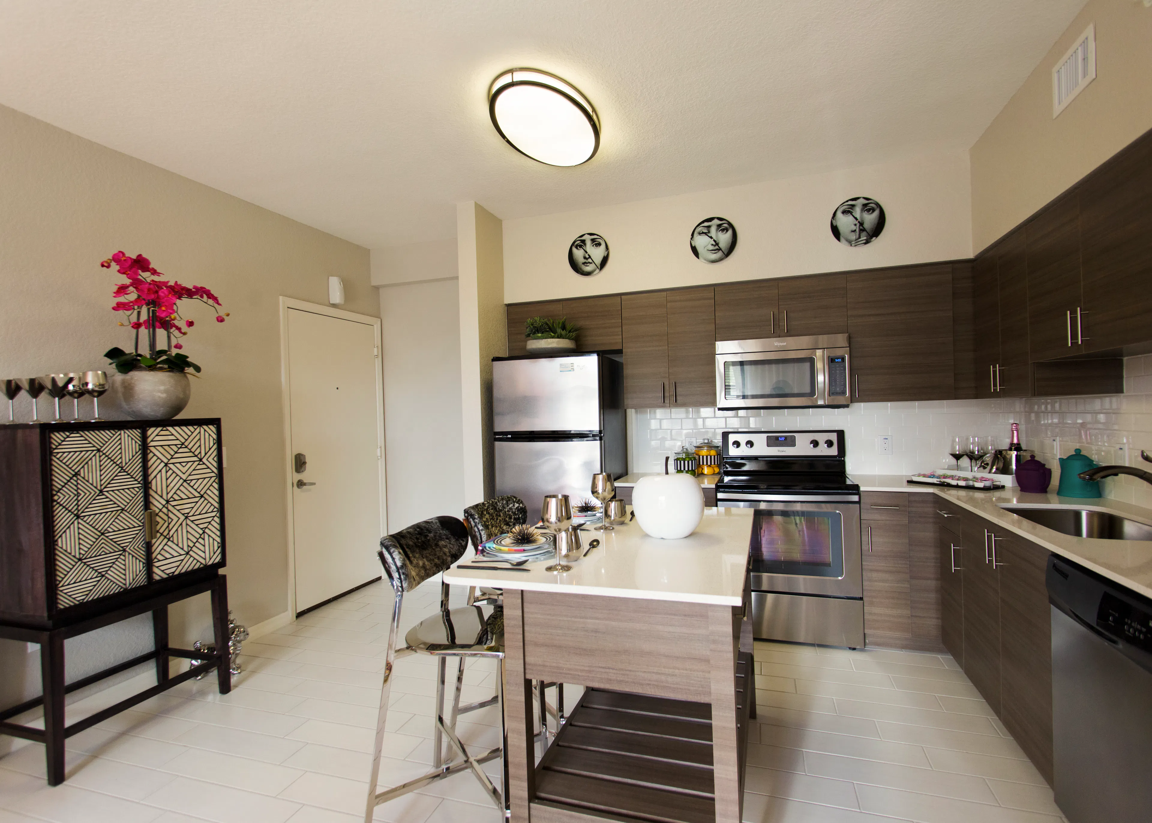 AMLI Dadeland kitchen with kitchen island and barstools