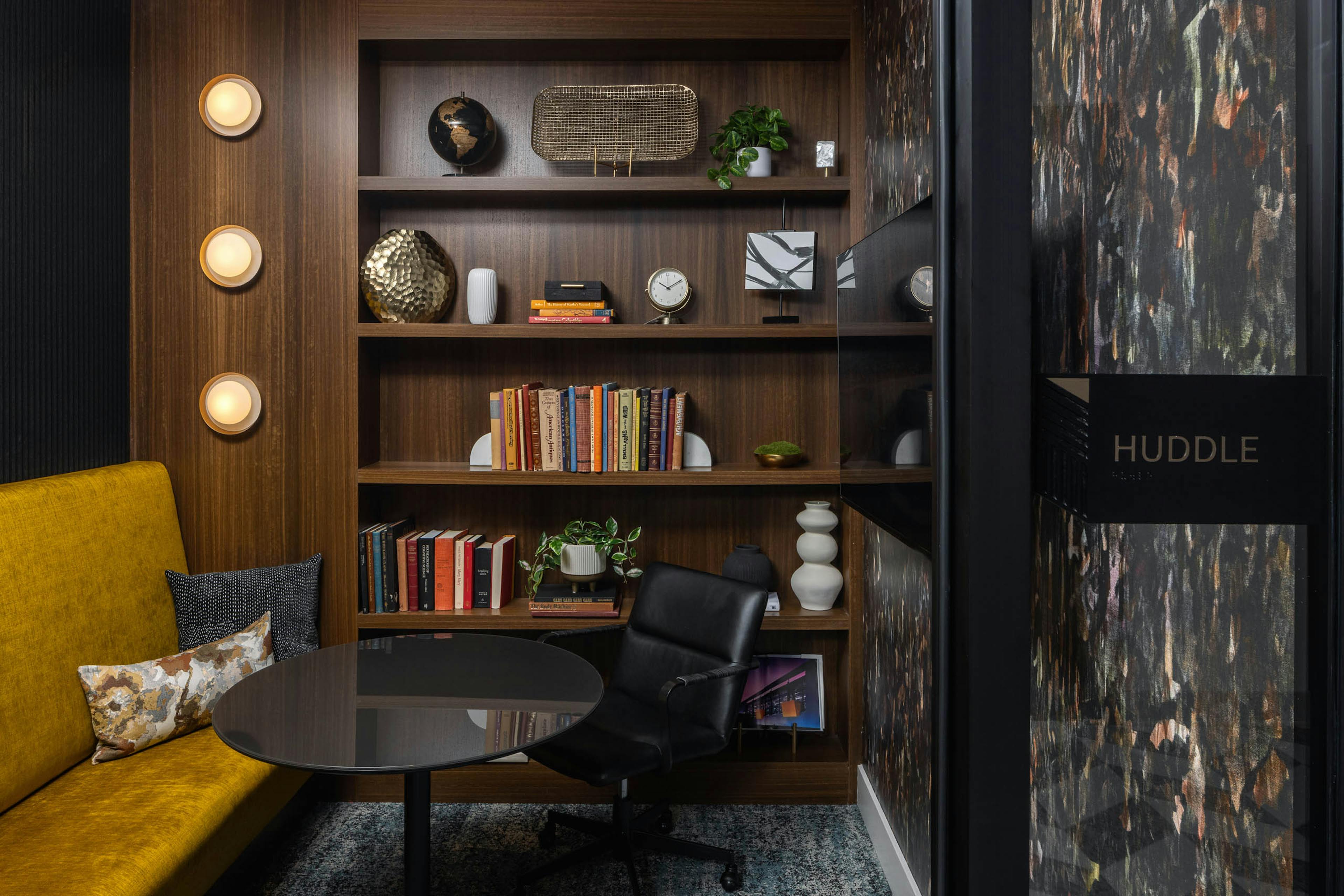 Library room labeled Huddle with a bench and built in shelves at AMLI Atlantic Station.