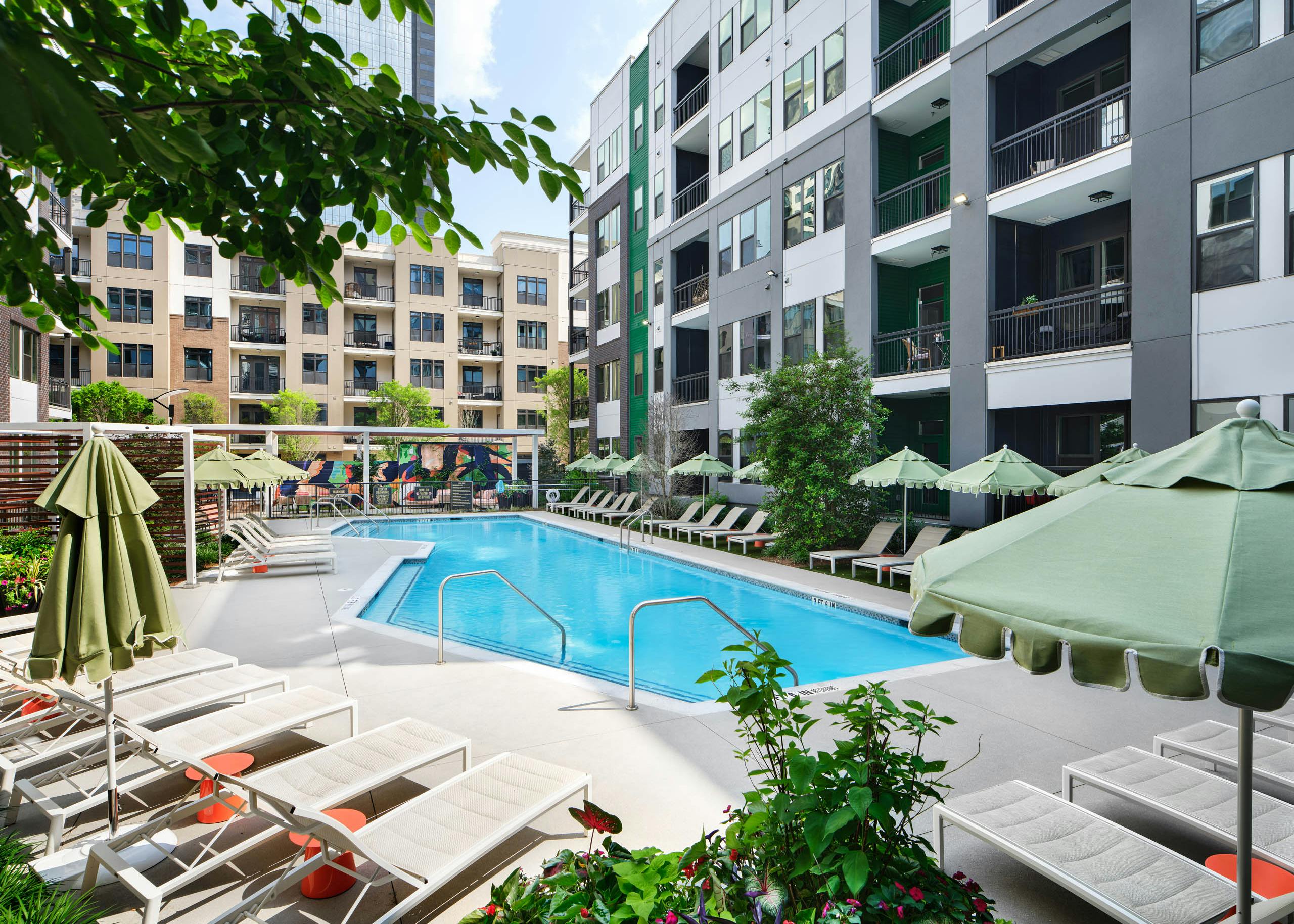 Swimming pool with umbrellas and lounge chairs at AMLI Flatiron.