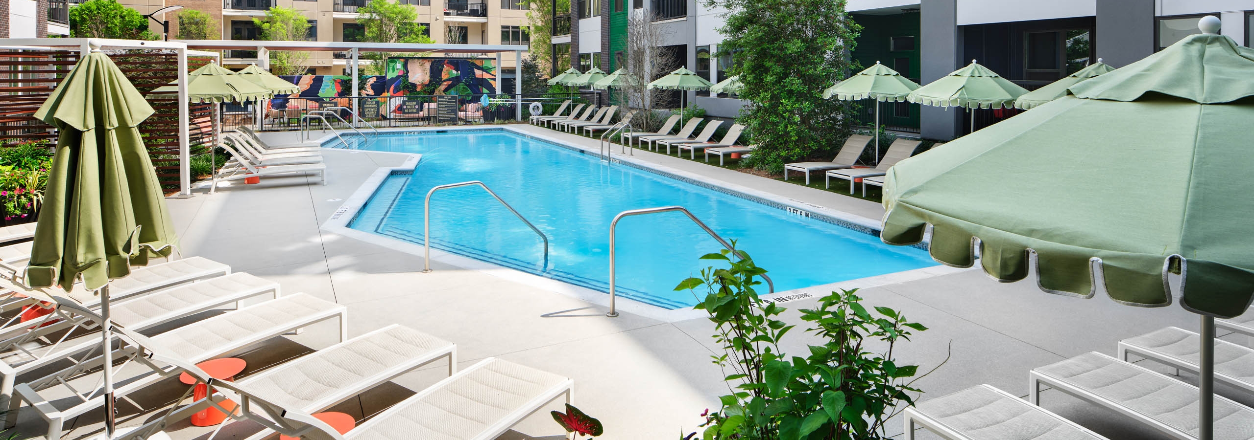 Swimming pool with umbrellas and lounge chairs at AMLI Flatiron.