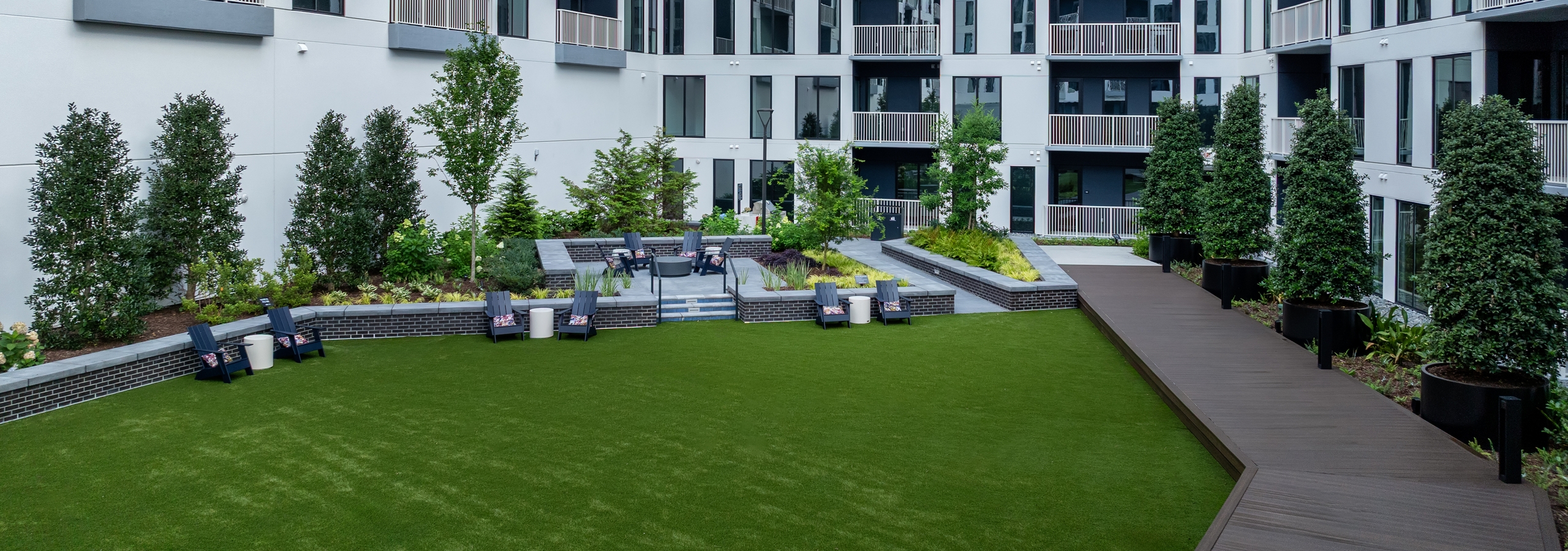 Large courtyard green space with lounge seating and landscaping at AMLI Atlantic Station